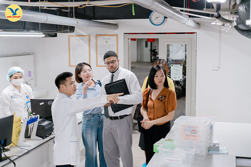 Đoàn đi tham quan khu vực nhận và đánh giá chất lượng mẫu ban đầu 