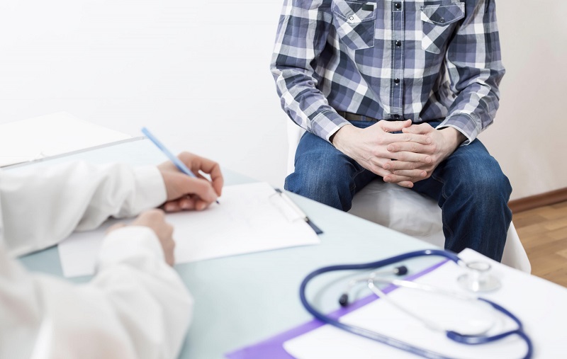Nam giới cần tiến hành thăm khám kịp thời nếu tinh dịch màu vàng kèm theo tình trạng tiểu buốt