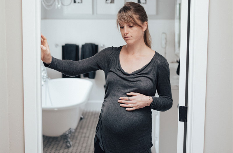 Có những biểu hiện nào cho thấy em bé trong bụng không đi vệ sinh đều đặn?
