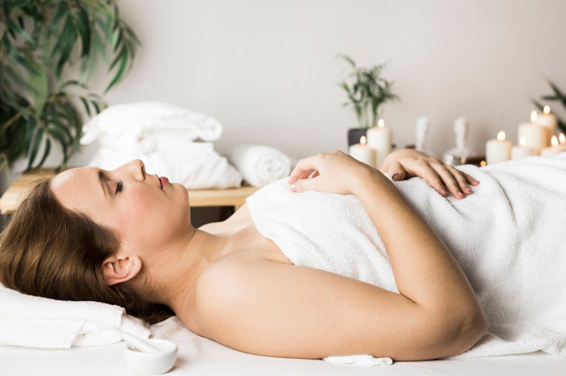 Chườm ấm bầu ngực và mát xa nhẹ là mẹo chữa mất sữa khá hiệu quả