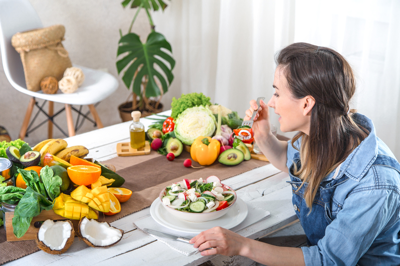 Ăn nhiều rau xanh và trái cây giúp làm giảm mỡ máu hiệu quả
