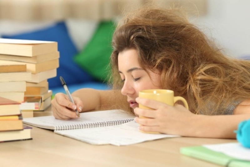 Áp lực học tập có thể là nguyên nhân dẫn đến tình trạng kinh nguyệt không đều ở tuổi dậy thì 