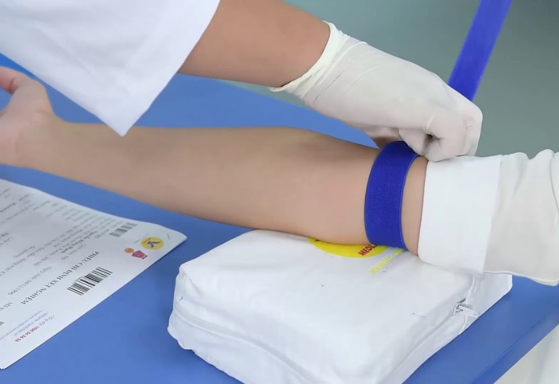 Các xét nghiệm máu và nước tiểu có thể phát hiện những dấu hiệu sinh học liên quan đến ung thư