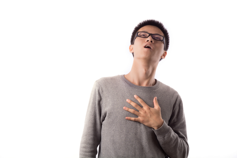 Đau thắt hoặc khó chịu ở ngực là dấu hiệu bệnh tim ở người trẻ tuổi điển hình