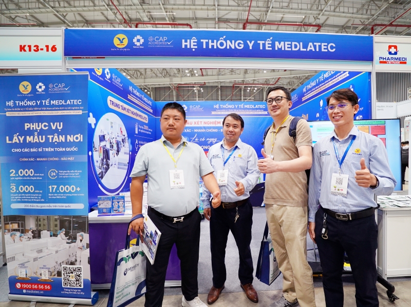 Khách hàng đến từ Trung Quốc chụp ảnh lưu niệm tại gian hàng MEDLATEC