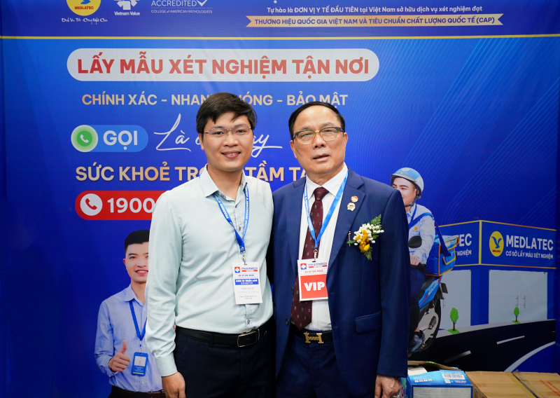 BS Lê Đức Nguyên – Giám đốc điều hành khu vực MEDLATEC Đông Nam Bộ (bên trái) và GS.VS Nguyễn Văn Đệ – Chủ tịch Hiệp hội Bệnh viện tư nhân Việt Nam (bên phải) chụp ảnh kỷ niệm tại gian hàng