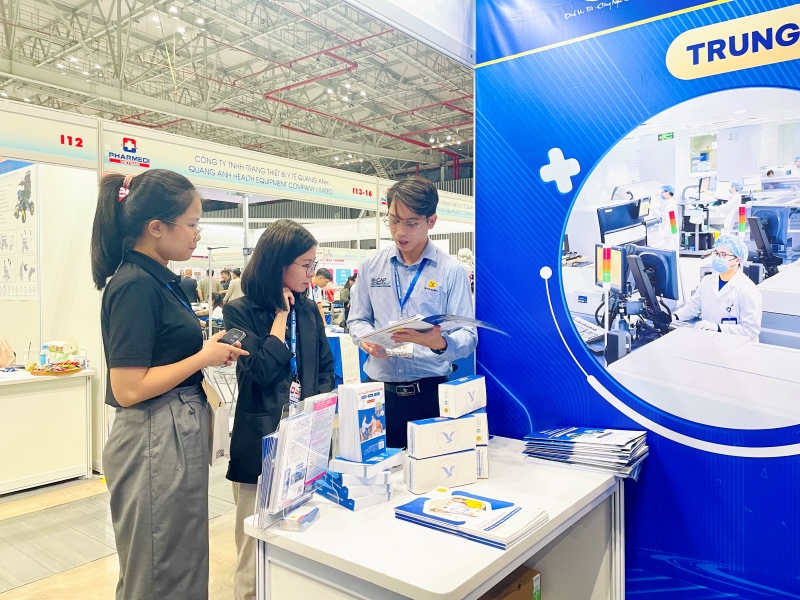 Cán bộ MEDLATEC giới thiệu dịch vụ với khách tham quan triển lãm