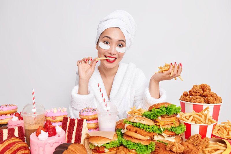 Mẹ ăn uống không lành mạnh có thể ảnh hưởng đến nguồn sữa cho bé