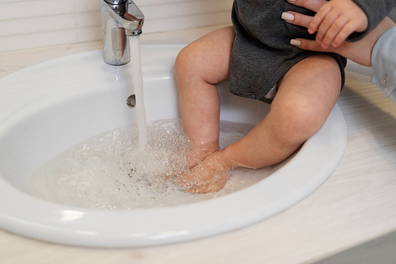 Mẹ cần vệ sinh vùng da ngứa như mông, bẹn cho bé thường xuyên