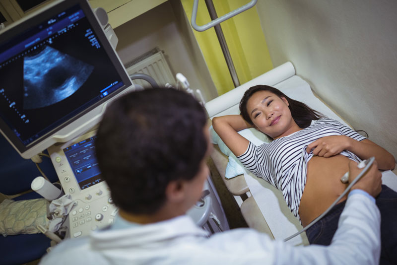 Trong quá trình siêu âm, bác sĩ sẽ tiến hành đo độ mờ da gáy của thai nhi