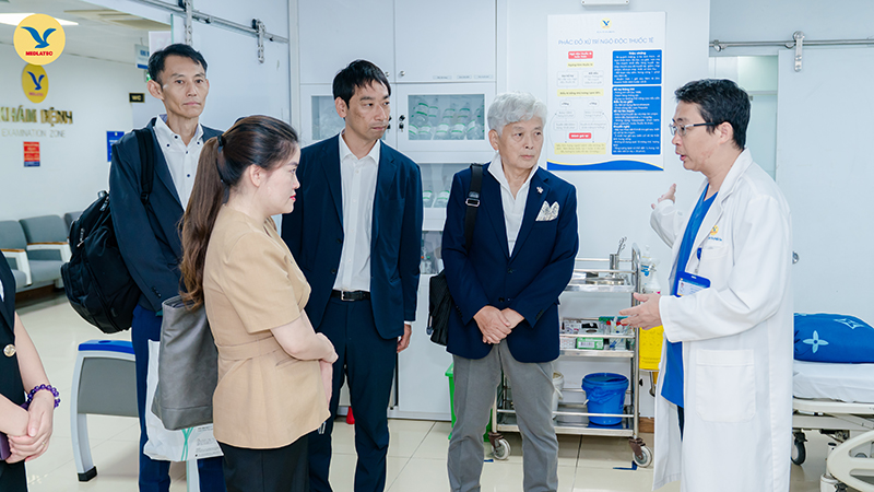 BSCKI. Bùi Văn Hải - Giám đốc Phòng khám Đa khoa MEDLATEC Tây Hồ dẫn đoàn đi tham quan Phòng khám  