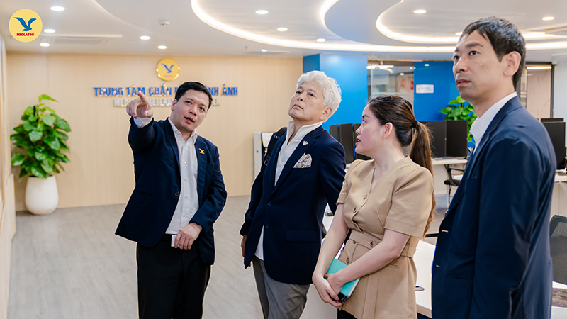 ThS.BSNT Đào Danh Vĩnh - Giám đốc Trung tâm Chẩn đoán hình ảnh dẫn đoàn đi tham quan cơ sở vật chất và quy trình vận hành của MEDIM 