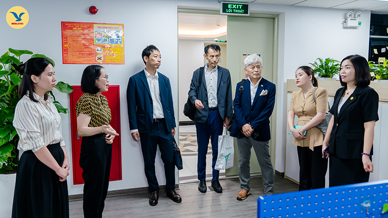 Đoàn đi tham quan và tìm hiểu Trung tâm Dịch vụ khách hàng dưới sự hướng dẫn của Giám đốc Đào Thị Hằng