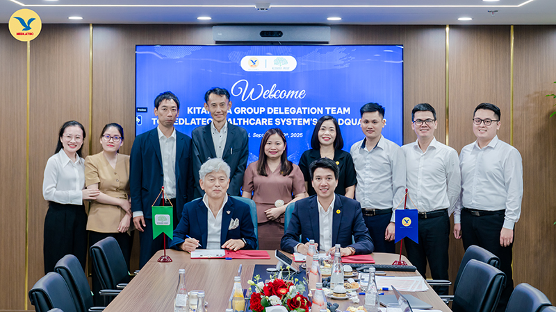 Lãnh đạo hai đơn vị thực hiện ký kết thỏa thuận hợp tác trong lĩnh vực đột quỵ 