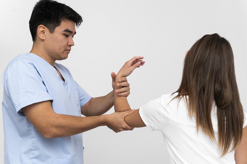 Bệnh nhân được thăm khám, đánh giá khả năng hồi phục sau mổ hội chứng ống cổ tay