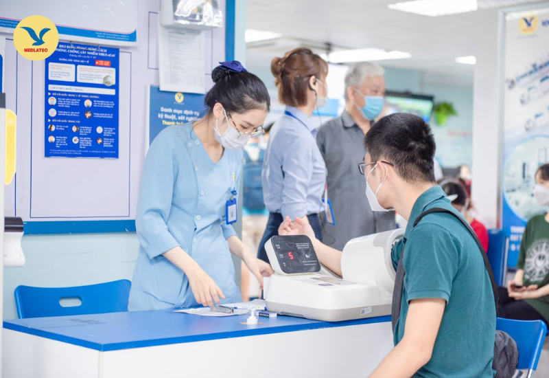 Bạn nên đến cơ sở y tế để thăm khám nếu sức khỏe có bất thường