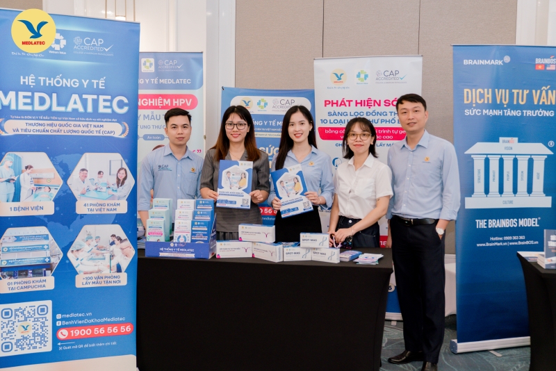 Đoàn công tác MEDLATEC chụp ảnh lưu niệm tại gian hàng trưng bày
