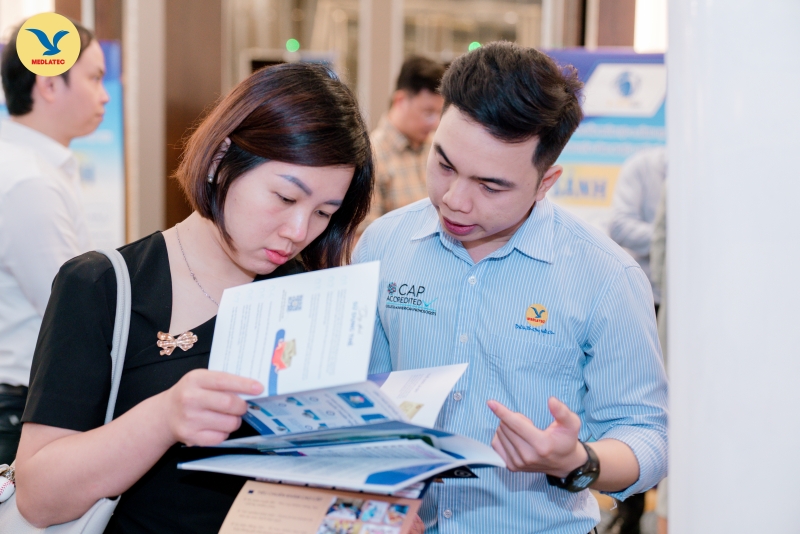 Đại biểu chú ý lắng nghe phần giới thiệu các dịch vụ y tế từ cán bộ MEDLATEC 