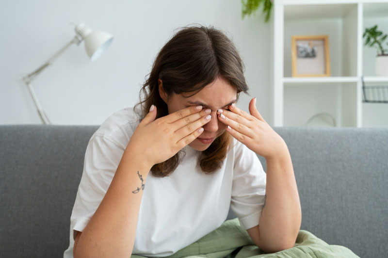 Viêm kết mạc chủ yếu là do sự xâm nhập của virus hoặc vi khuẩn