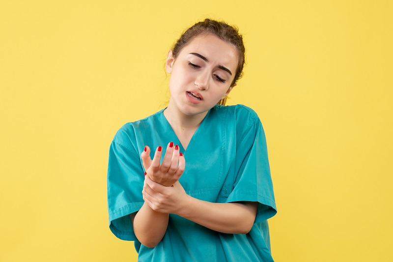 Viêm khớp cổ tay có thể lây lan tình trạng viêm khắp các khớp khác trên bàn tay