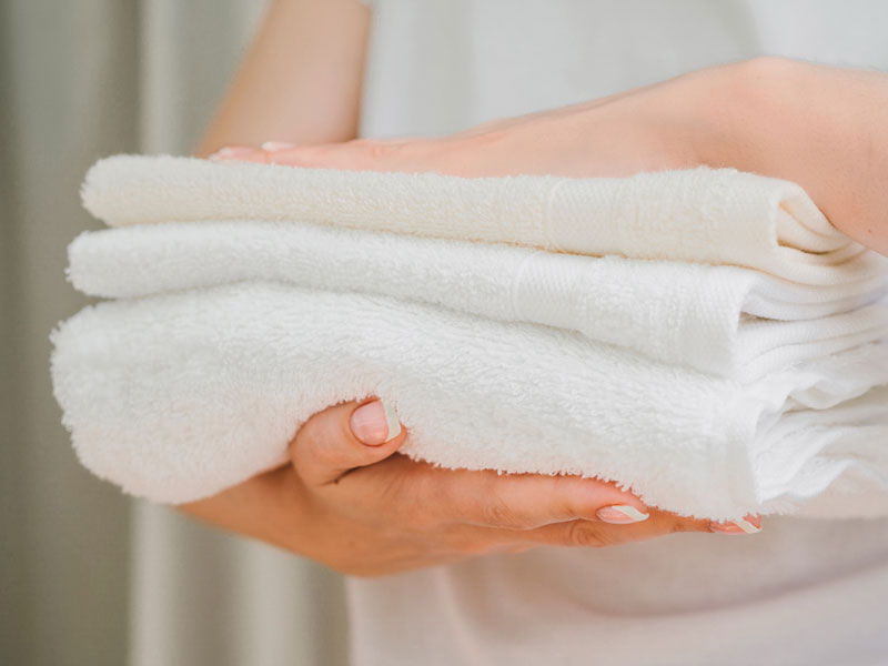 Bạn nên thay khăn tắm thường xuyên để loại bỏ vi khuẩn, virus giúp giảm thiểu rủi ro mắc bệnh