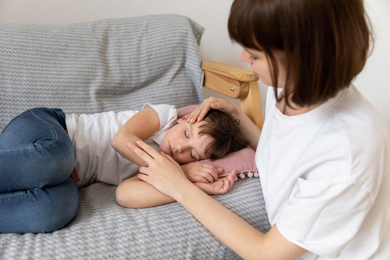 Cha mẹ cần bình tĩnh đặt trẻ ơ nơi bằng phẳng khi bị co giật