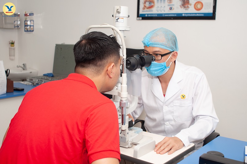 Nếu nhận thấy triệu chứng bất thường ở mắt, bạn nên đi khám mắt