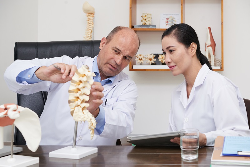 Người bị loãng xương cần được bác sĩ chuyên khoa kiểm tra, hướng dẫn cách khắc phục hiệu quả