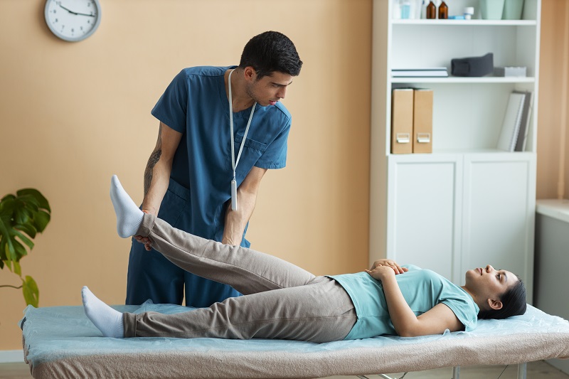 Bệnh nhân vỡ xương bánh chè cần được tập luyện phục hồi chức năng với bác sĩ chuyên khoa