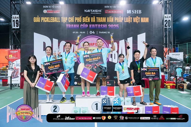 Bà Trần Thị Quỳnh Trâm - Phó Giám đốc Trung tâm Marketing, Hệ thống Y tế MEDLATEC tặng quà cho các vận động viên đạt giải 