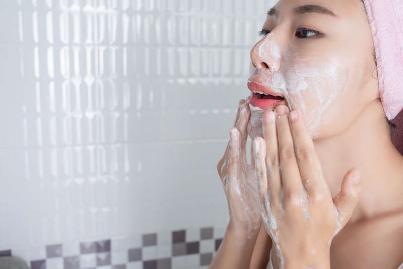 Tuổi dậy thì cần chọn đúng loại sữa rửa mặt phù hợp để loại bỏ bụi bẩn hiệu quả và hạn chế nguy cơ hình thành mụn