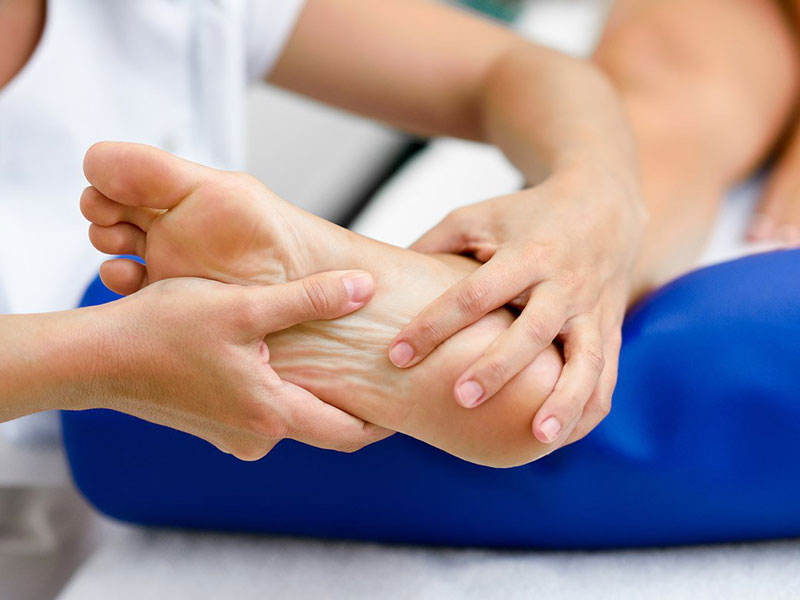 Không nên xoa bóp dầu hoặc rượu nóng khi bị bong gân