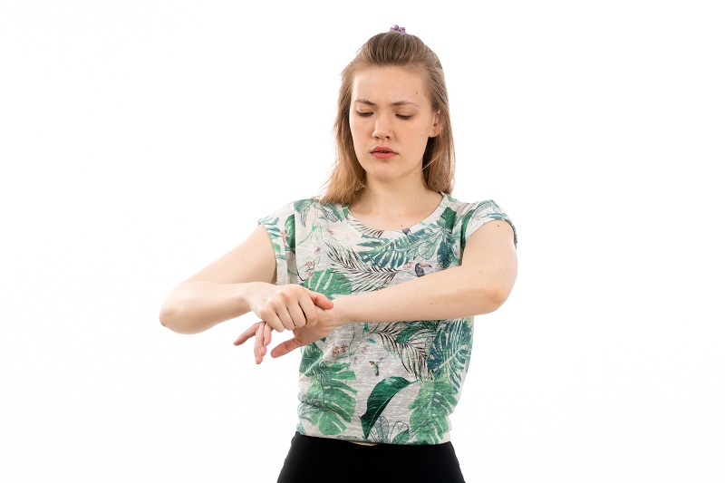 Nghỉ ngơi, thư giãn tay giúp giảm đau cổ tay