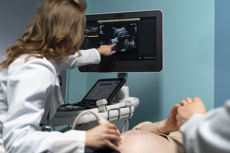 Bác sĩ kiểm tra chỉ số nước ối theo tuần thai qua siêu âm định kỳ