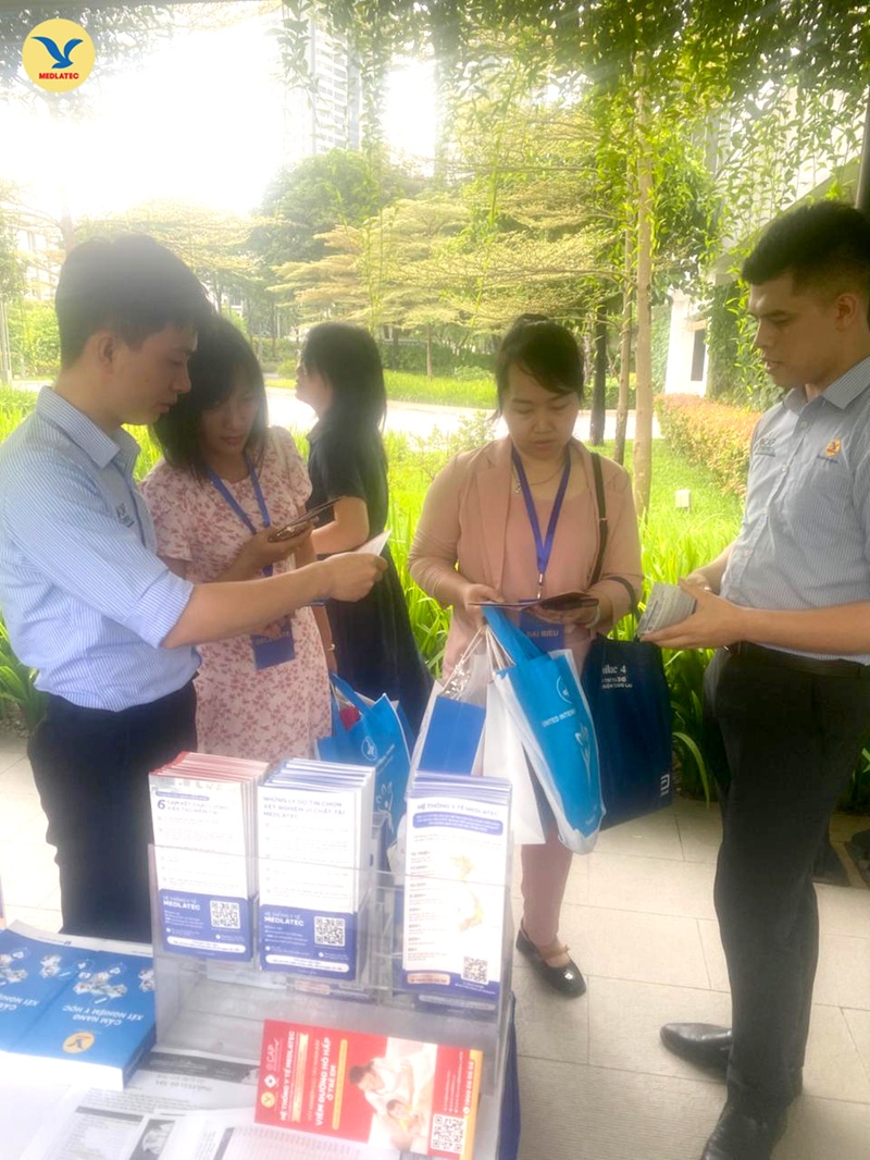 Gian hàng của MEDLATEC nhận được sự quan tâm đông đảo của chuyên gia, bác sĩ, đại biểu  