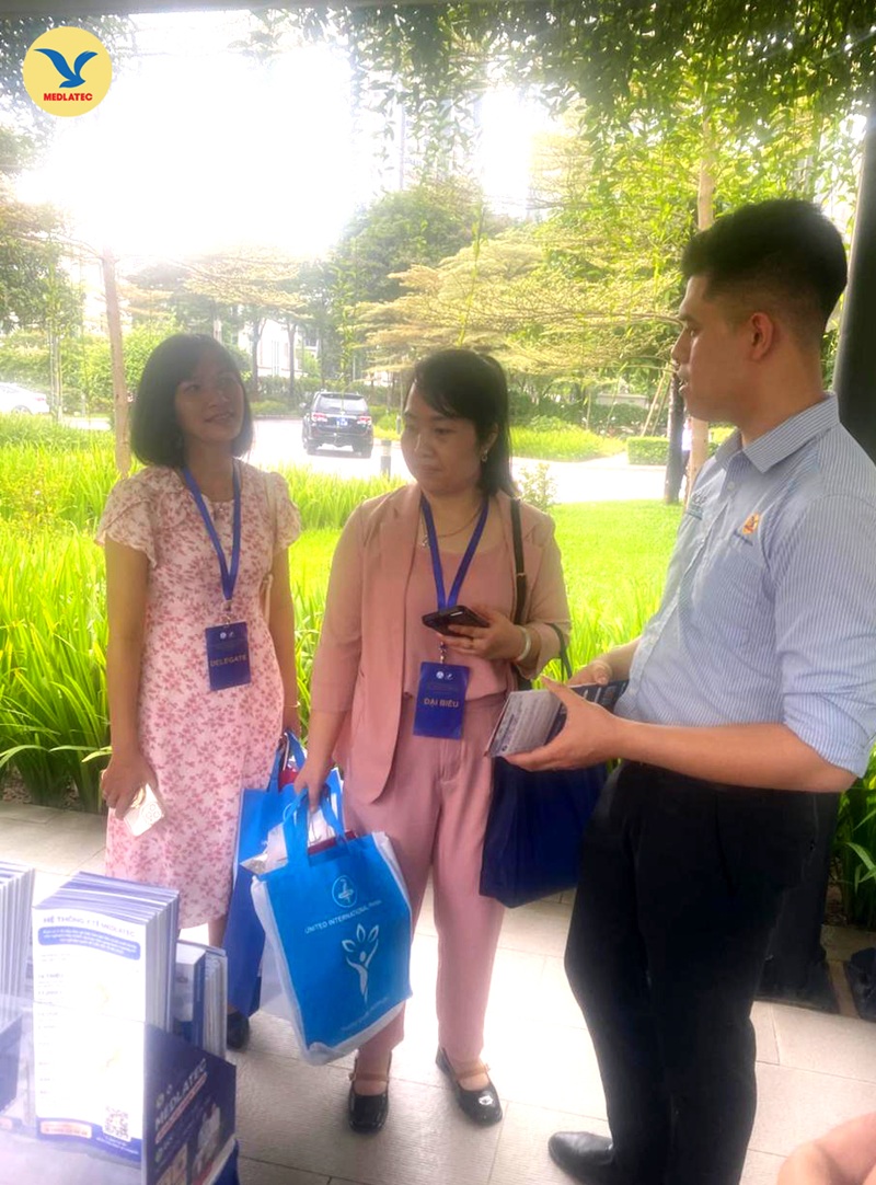 Cán bộ tiếp thị của MEDLATEC giới thiệu các sản phẩm, dịch vụ nổi bật đến đại biểu tham dự Hội nghị 