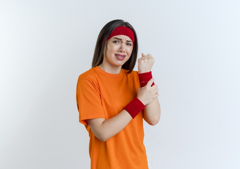 Chấn thương trong tập luyện thể thao có thể làm giãn dây chằng cổ tay