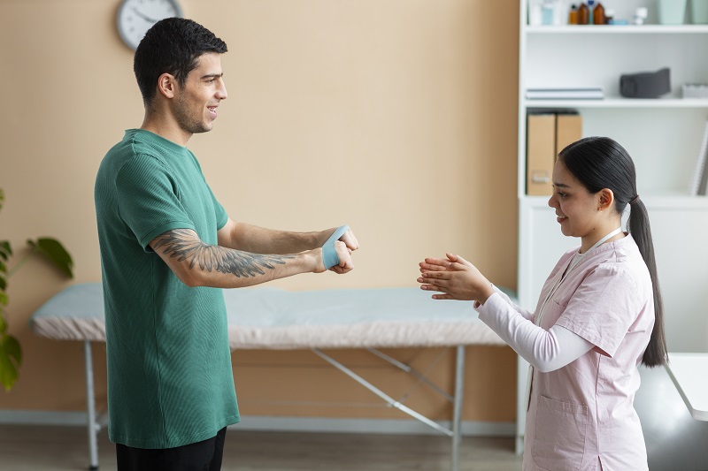 Bệnh nhân tập phục hồi chức năng sau điều trị giãn dây chằng cổ tay