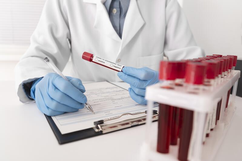 Xét nghiệm huyết thanh giúp phát hiện kháng thể IgG hoặc IgM chống lại Toxocara trong máu