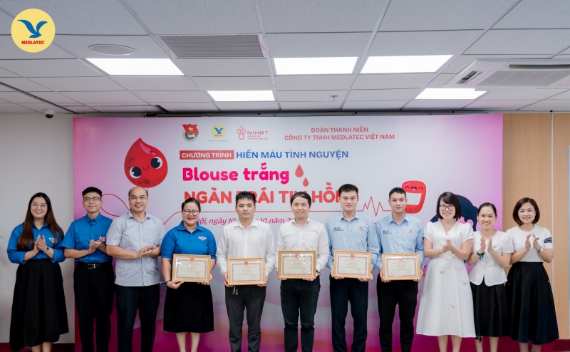 Viện Huyết học trao tặng bằng khen cho 5 cá nhân đã tích cực tham gia hiến máu tình nguyện