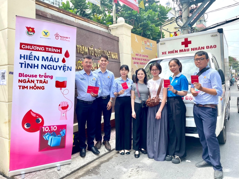 Các cán bộ tại TP Hồ Chí Minh tham gia chương trình hiến máu do UBND Phường Cầu Kiệu phát động