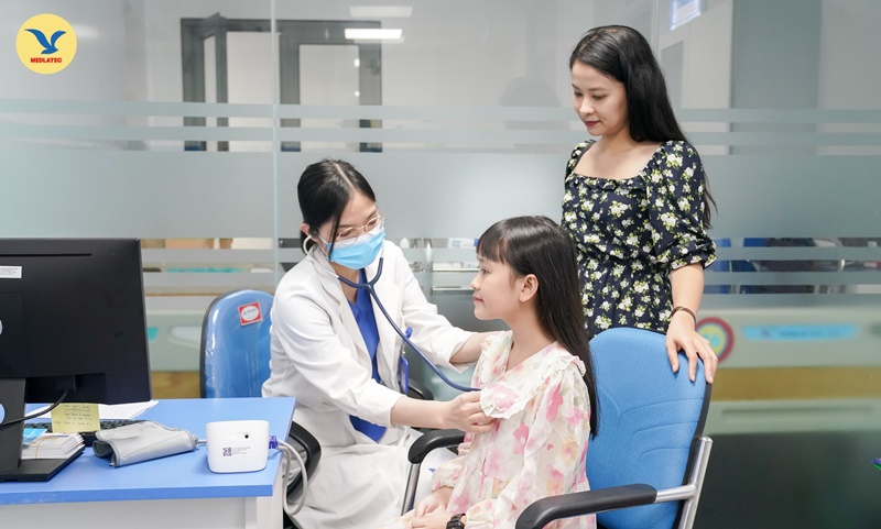 Cha mẹ nên đưa trẻ đi khám nếu nghi ngờ có dấu hiệu trẻ bị thừa đạm