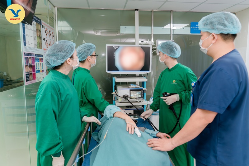 Đối với bệnh nhân có polyp loạn sản độ cao việc cắt polyp qua nội soi là cần thiết 