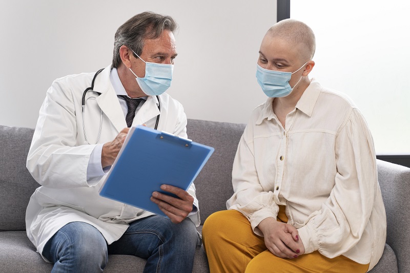 Người bệnh và bác sĩ trong quá trình trao đổi về phác đồ điều trị khối u ác tính