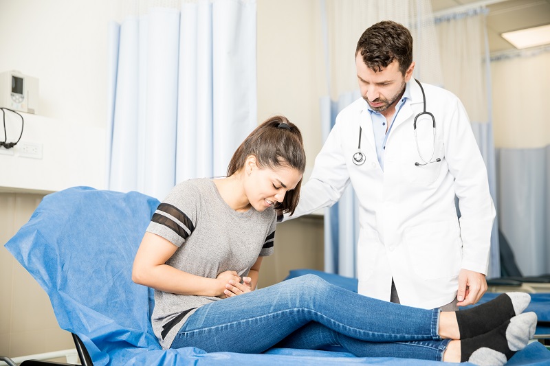 Người bị đau bụng từng cơn trong quá trình thăm khám tại cơ sở y tế