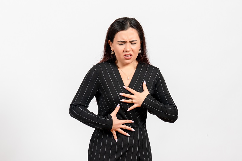 Trào ngược dạ dày khiến người bệnh bị nóng rát ngực, thường xuyên ợ chua