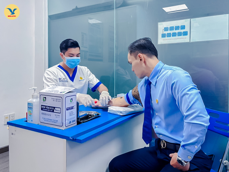 Đại diện lãnh đạo Ngân hàng Kiên Long trải nghiệm thăm khám tại MEDLATEC Cần Thơ 