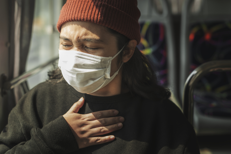 Khó thở kèm theo đau ngực là những dấu hiệu đặc trưng thường gặp ở người mắc tràn dịch màng phổi.