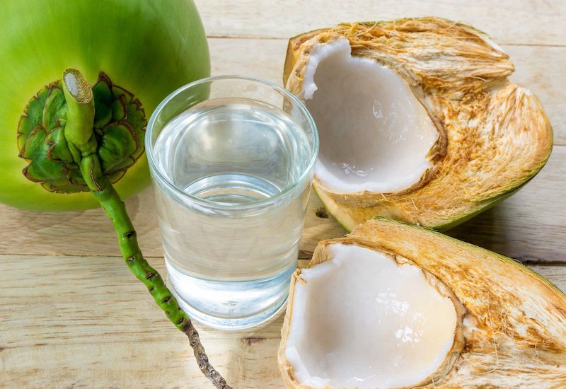 Nước dừa tươi được nhiều người lựa chọn khi băn khoăn sảy thai uống gì cho sạch tử cung