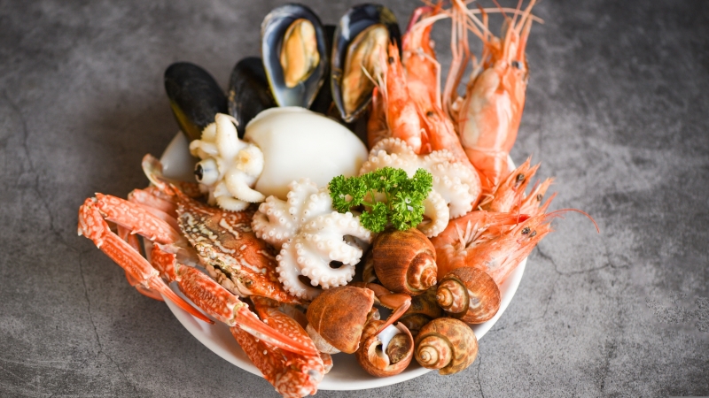 Hải sản là nhóm thực phẩm được nhiều người lựa chọn khi băn khoăn ăn gì bổ sung kẽm 